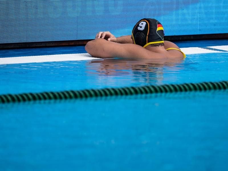 Aus im WM-Viertelfinale gegen Kroatien: Marko Stamm aus Deutschland stützt sich nach dem Spielende am Beckenrand ab. Foto: Bernd Thissen