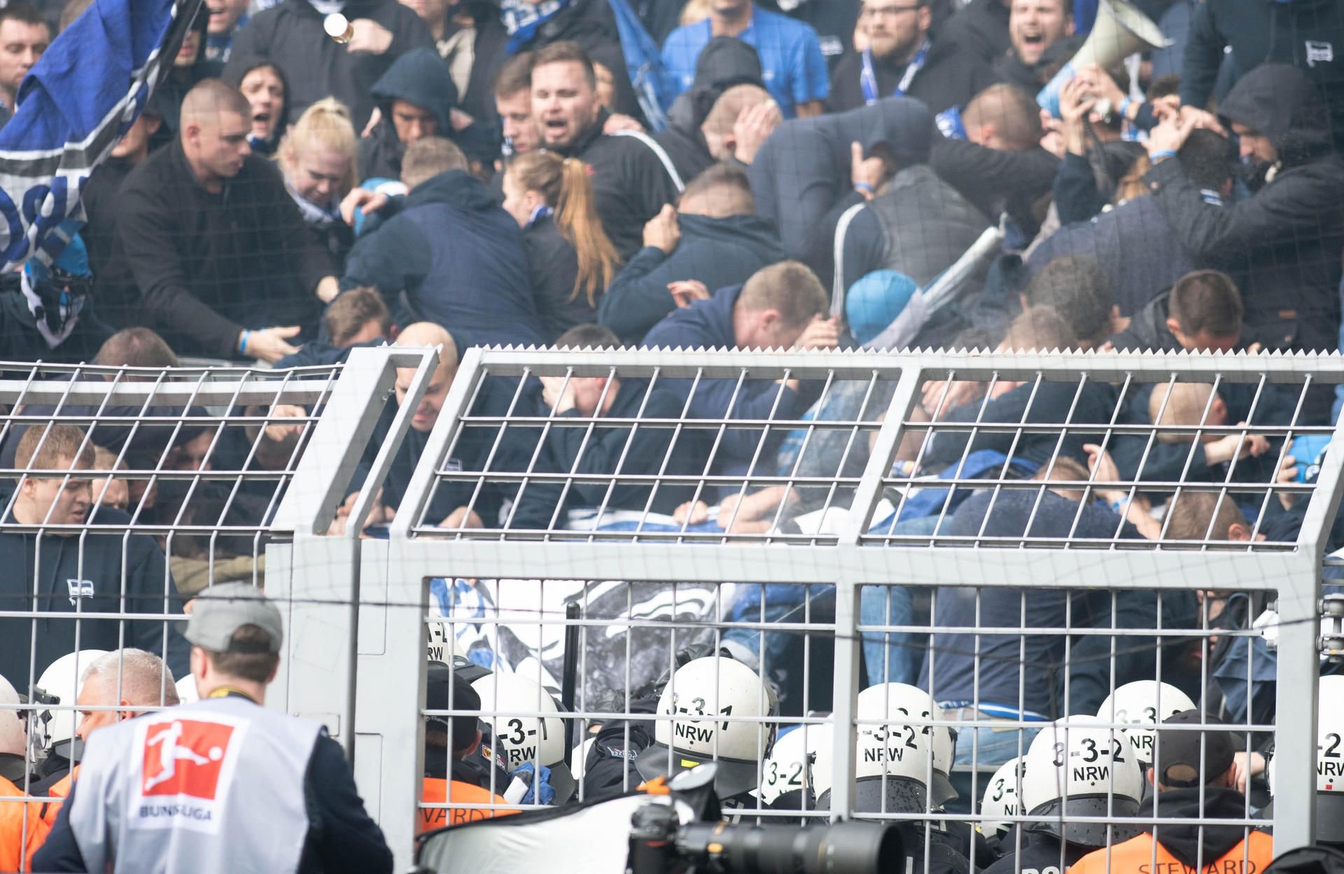 Die Polizei setzte im Hertha-Fanblock Reizgas ein.