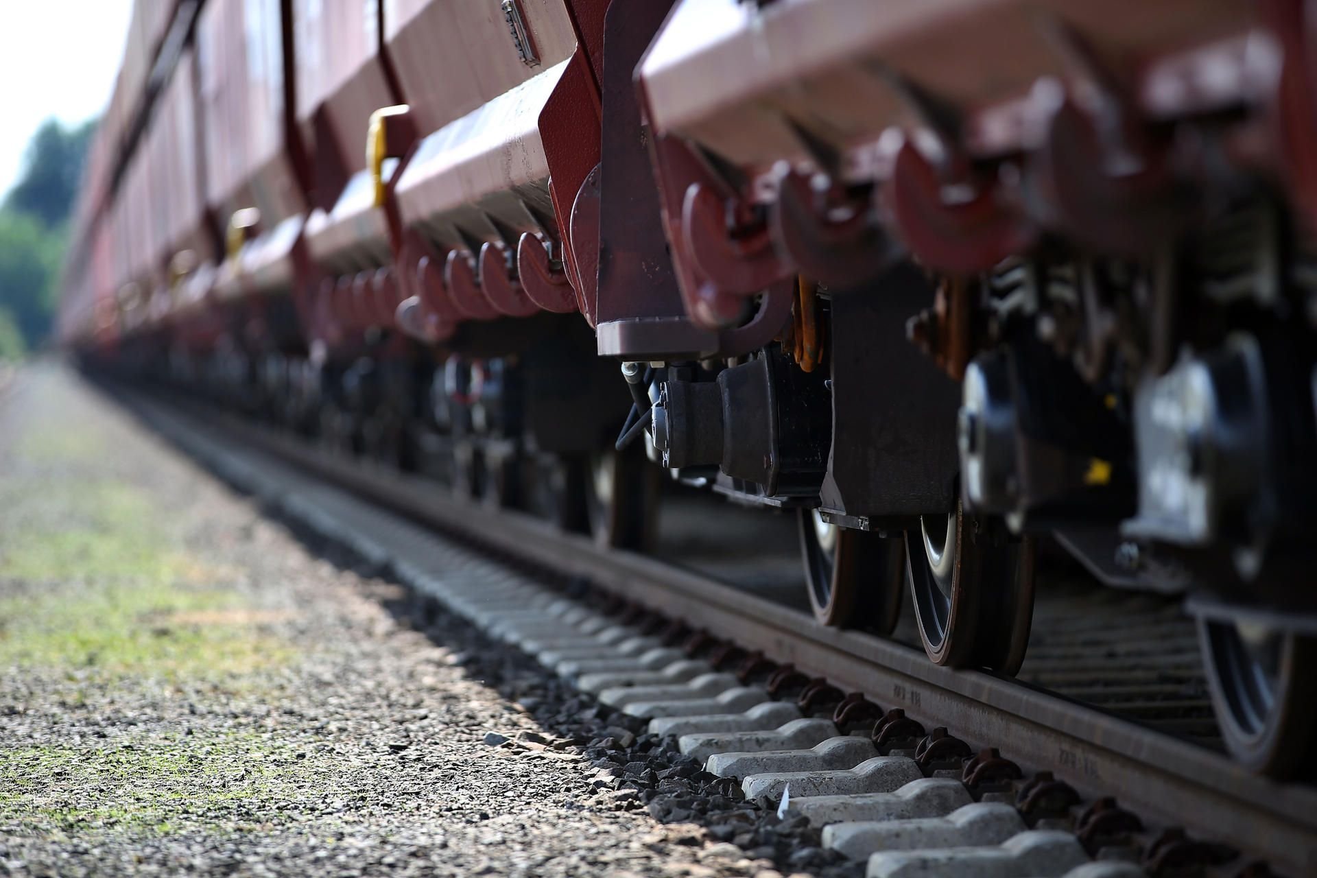 Ein Güterzug steht auf dem Gleis.