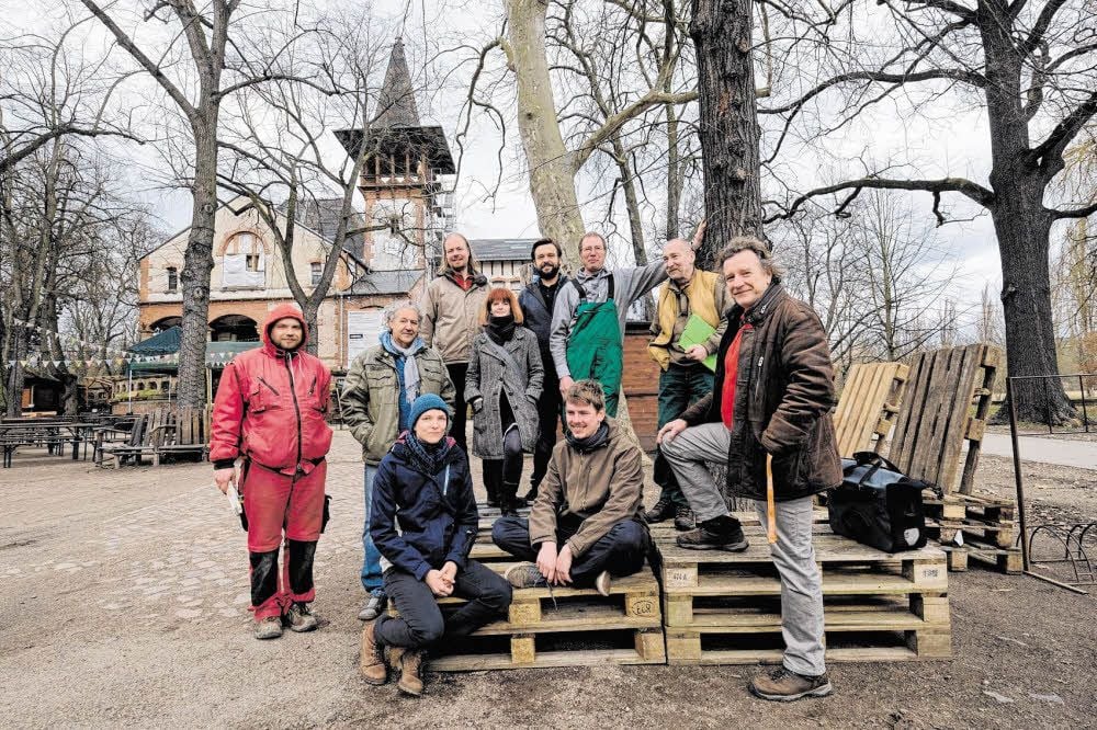 Tolle Mannschaft: Das Team vom Peißnitzhausverein ist bei Wind und Wetter in Aktion, um das Gebäude weiter auf Vordermann zu bringen.