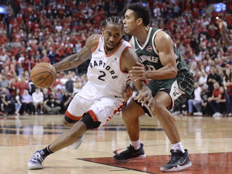 Kawhi Leonard (l) führte die Toronto Raptors zum Sieg. Foto: Nathan Denette/The Canadian Press/AP