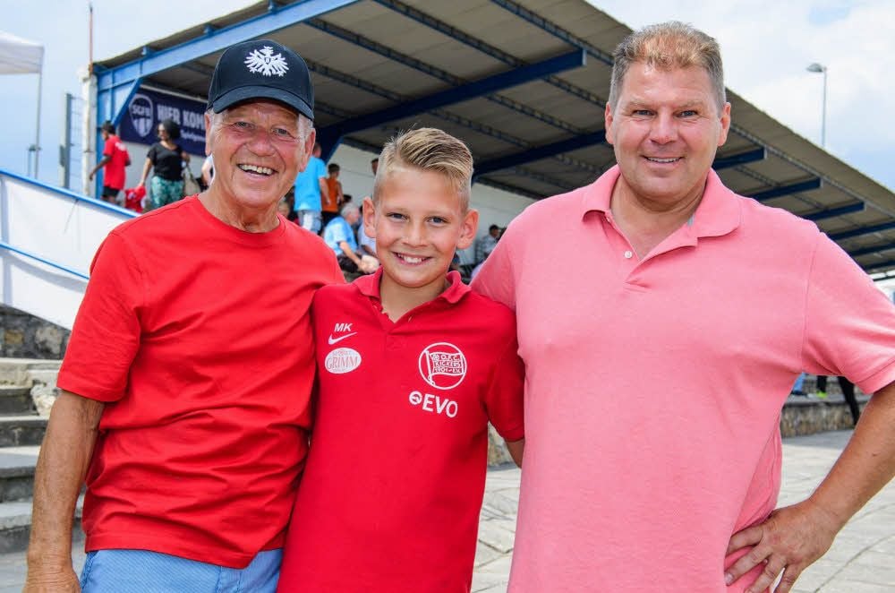 Drei Knabenturnier-Generationen: Erfinder Dieter Kluge (v.l.) mit Enkel Maximilian (Kickers Offenbach) und Sohn Thomas, der einst selbst hier spielte.