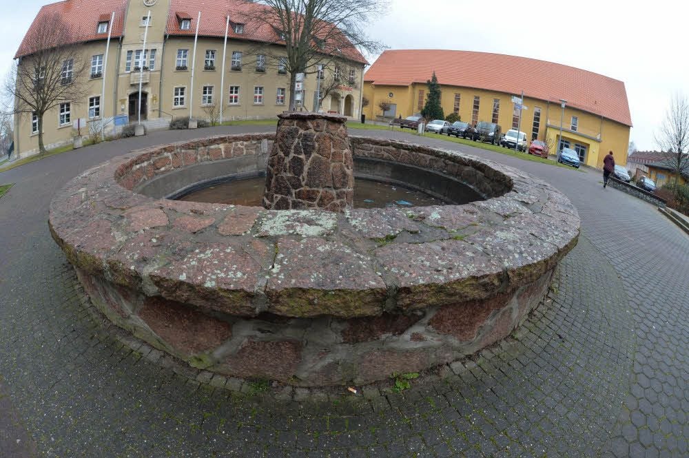 Der Brunnen vor dem Nachterstedter Rathaus soll wieder hergerichtet werden. Eine Spende gibt den Anstoß für einen neuen Anlauf.