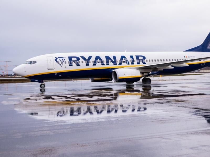 Eine Ryanair-Maschine steht auf einem Rollfeld am Flughafen Frankfurt. Foto: Andreas Arnold/dpa/Symbolbild
