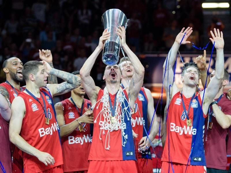 Die Spieler des FC Bayern München feiern die deutsche Meisterschaft. Foto: Matthias Balk