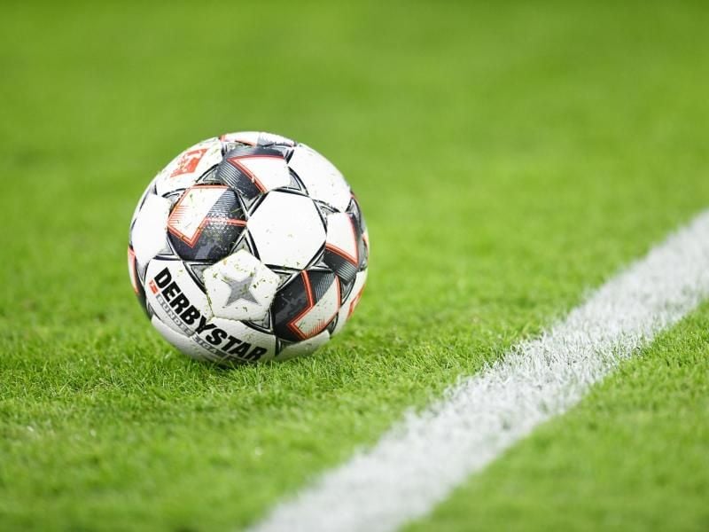 Ein Spielball liegt auf dem Rasen. Foto: Tobias Hase/dpa/Archivbild