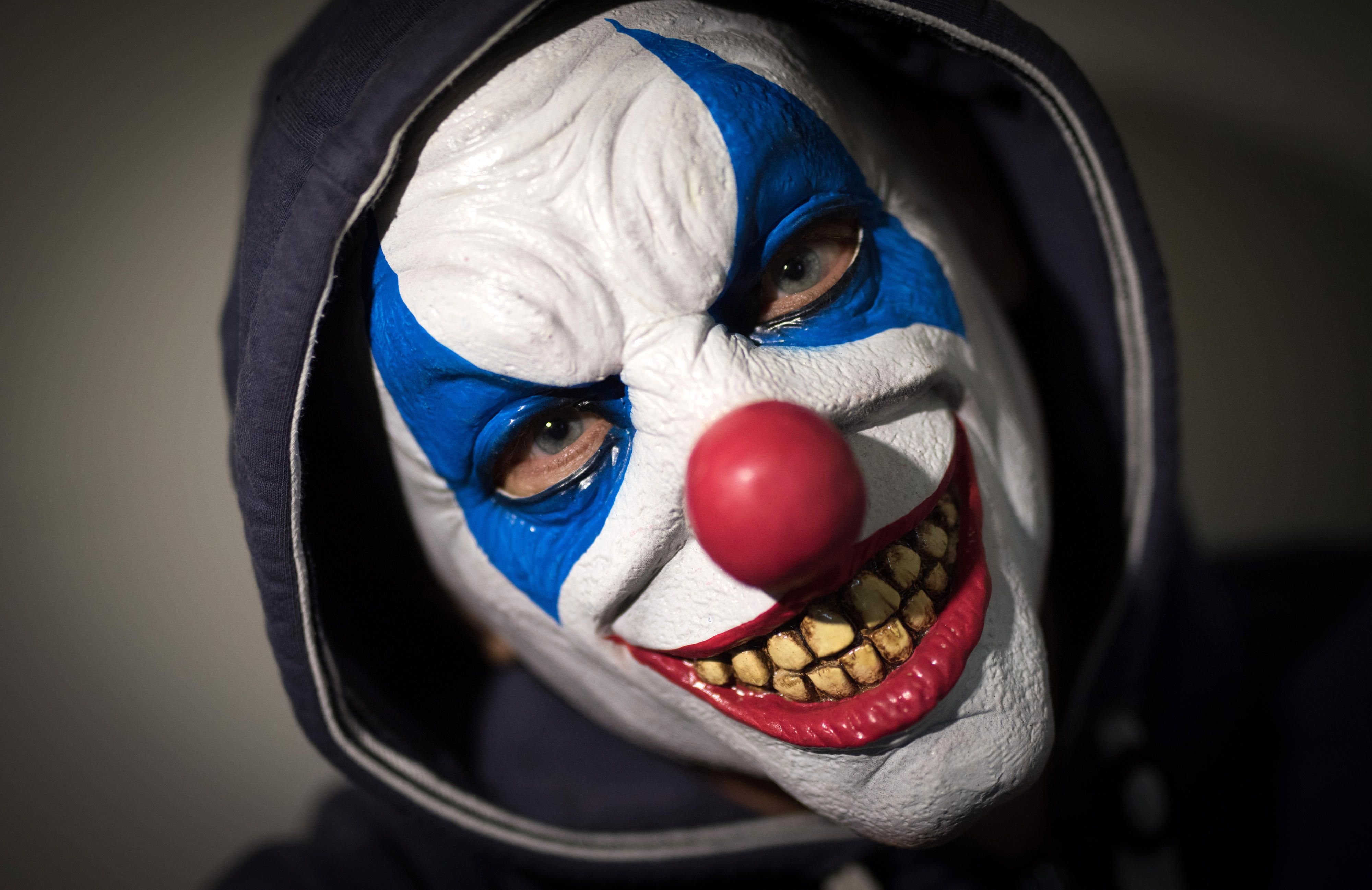 Der Angreifer verkleidete sich als Clown.