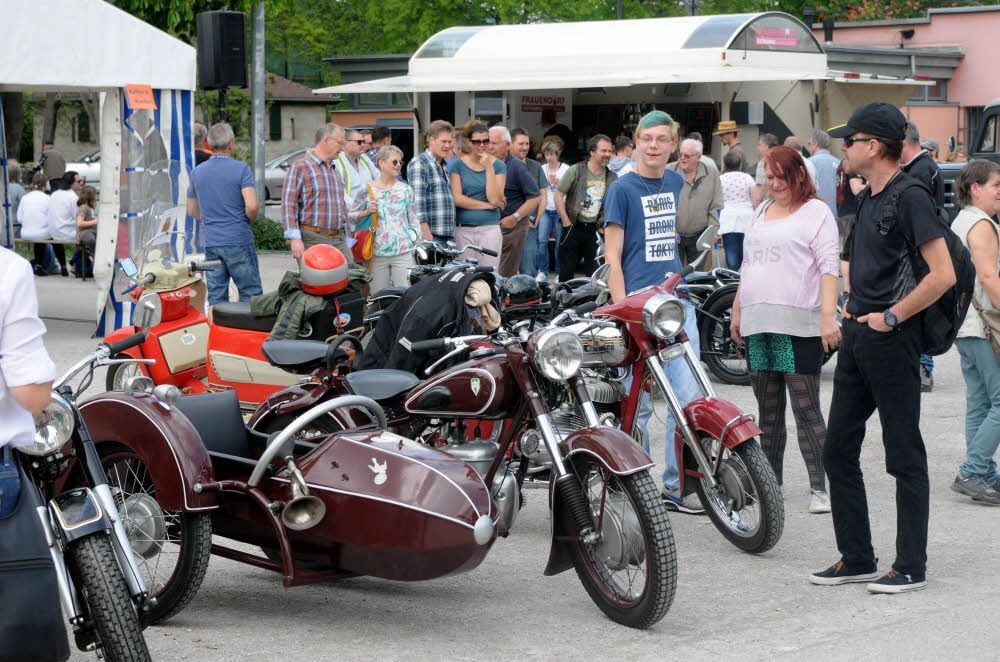Da kommen die Besucher des zehnten Oldtimertreffens des Vereins der Oldtimerfreunde auf der Vogelwiese ins Staunen: 130 Fahrzeuge sind zu sehen.