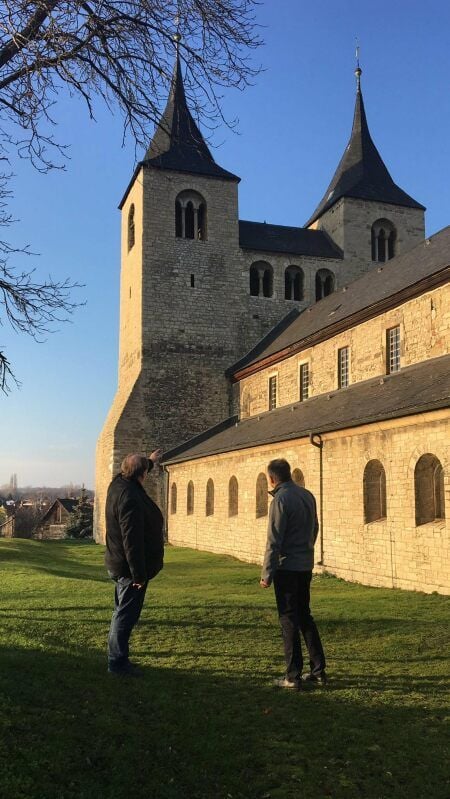 Die rechte Turmhaube wird erneuert.