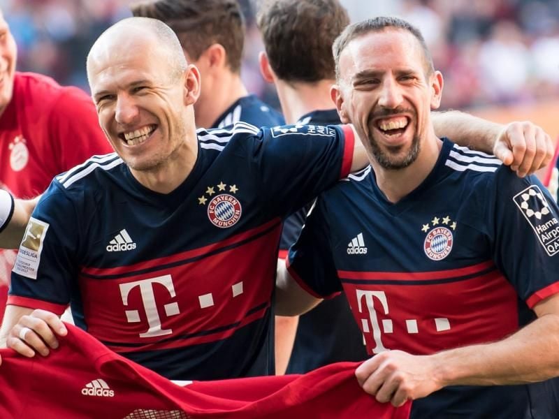 Arjen Robben (l) und Franck Ribéry waren schon 2013 beim Triple-Gewinn der Bayern dabei. Foto: Sven Hoppe