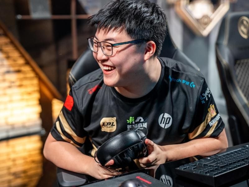 Mit Jian „Uzi” Zi-Hao verlässt eine Legende die League-of-Legends-Bühne. Foto: Riot Games/dpa