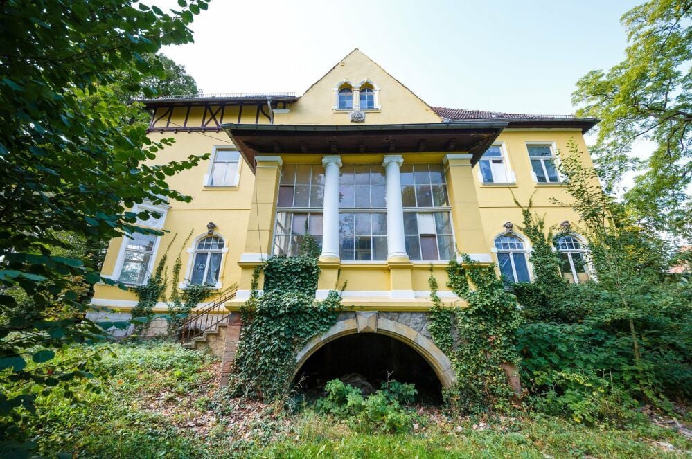 Das 120 Jahre alte Herrenhaus am Rande des Storkauer Gutsparks wird jetzt zwangsversteigert.