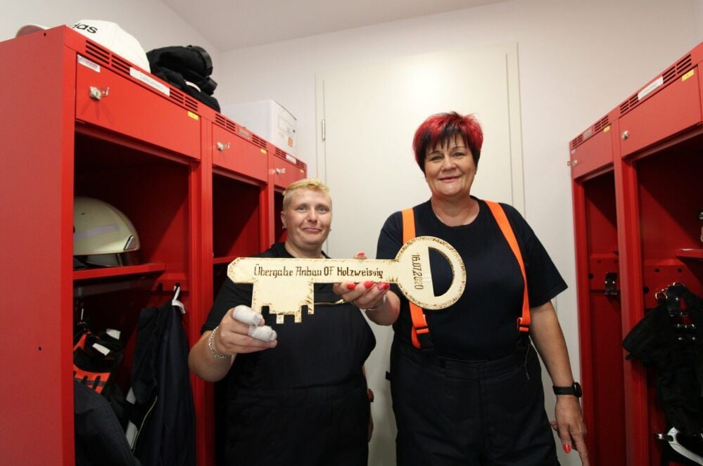 Jana Lehmann und Claudia Elze sind froh über den Umkleideraum.
