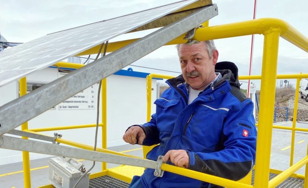 Jürgen Kollin baut die Solaranlage auf, die künftig den Strom für die Beleuchtung der Fähre liefern soll. Der Start ist für den 1. Februar geplant.