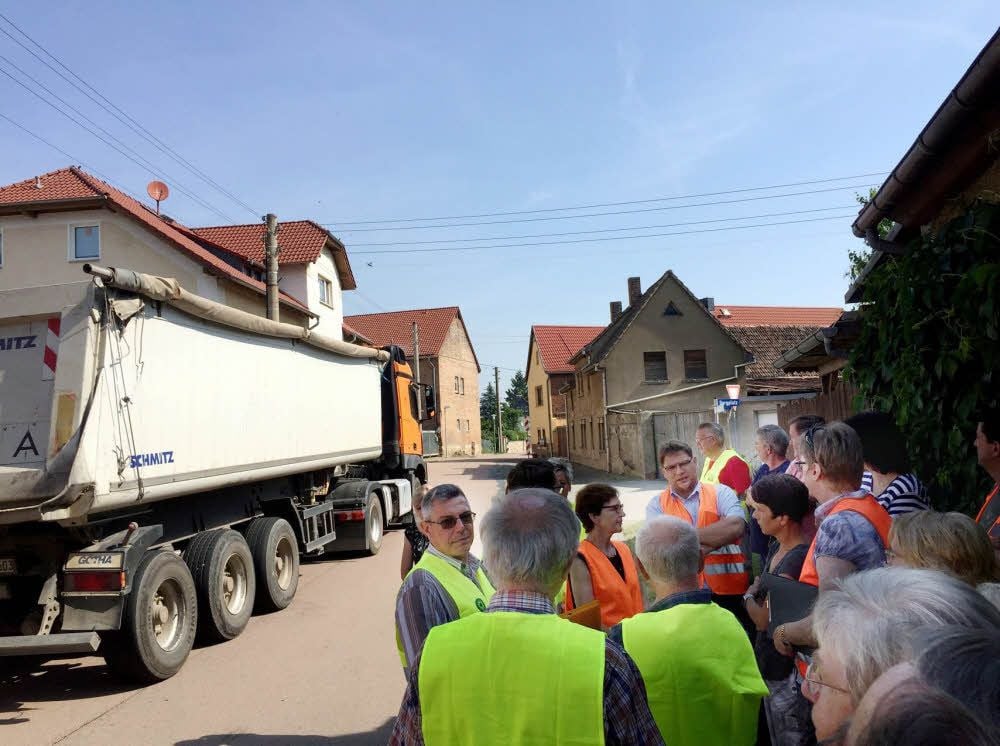 Vertreter der Landesstraßenbaubehörde, der Stadt Arnstein und des Straßenverkehrsamtes sehen sich die Situation in Welbsleben an. Auch zahlreiche Bürger sind gekommen.