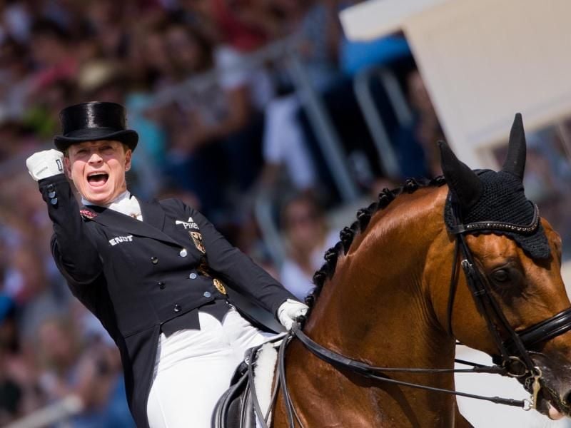 Isabell Werth feiert ihren Sieg mit Emilio. Foto: Rolf Vennenbernd