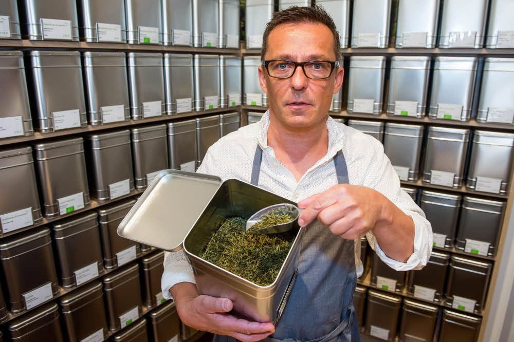 Seine Leidenschaft hat Inhaber Andreas Ey zum Beruf gemacht und verkauft jetzt Tee in einem Fachgeschäft.