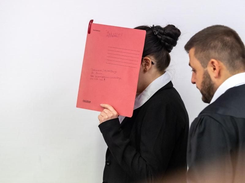 Der Angeklagten wird unter anderem vorgeworfen, ein fünf Jahre altes Mädchen als Sklavin gehalten und verdursten lassen zu haben. Foto: Peter Kneffel