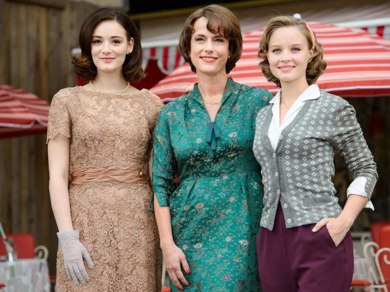 Die Schauspielerinnen, Maria Ehrich (l-r), Claudia Michelsen und Sonja Gerhardt am Set von „Ku'damm 59”. Foto: Gregor Fischer