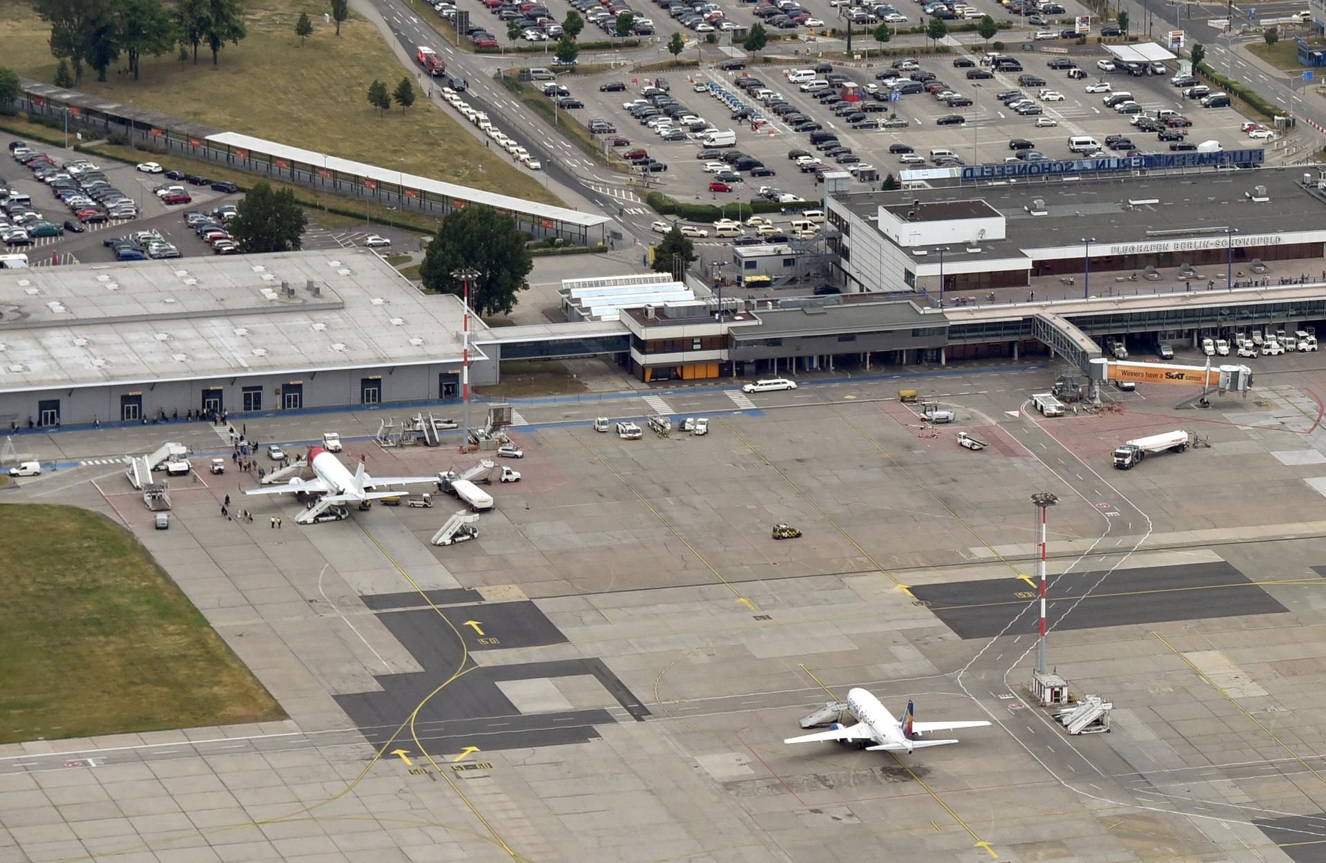 Blick auf die Terminals D und A am Flughafen in Schönefeld. Nebenan steht der neue Airport BER.