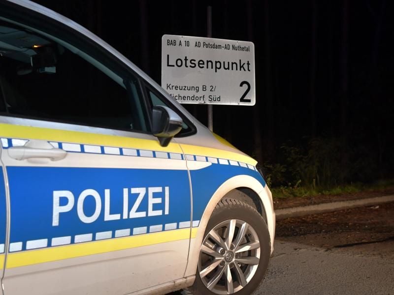 Die Autobahn A10 war in der Nacht wegen des Polizeieinsatzes zwischen den Anschlussstellen Ferch und Michendorf in beide Fahrtrichtungen gesperrt worden. Foto: Paul Zinken/dpa