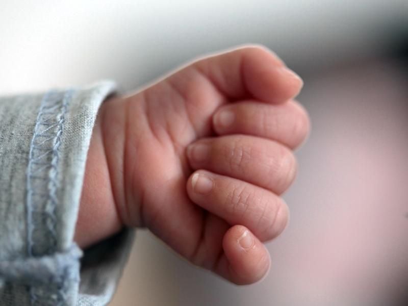 Auffällige Pusteln oder Warzen können bnei Babies schon frühe Indizien von Hautkrebs sein. Eltern sollten dies keineswegs unterschätzen und lieber einen Arzt aufsuchen. Foto: Oliver Berg
