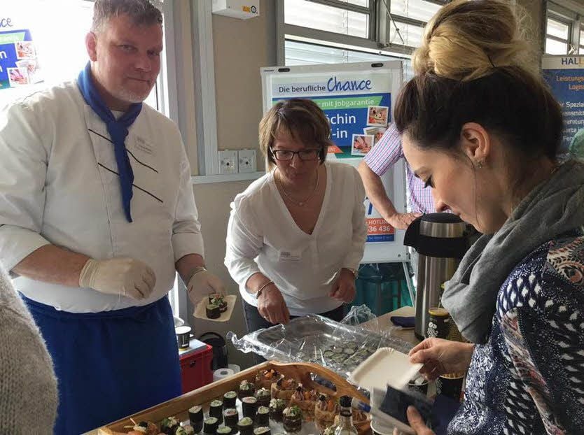 Sabrina Binnebößel, Mitarbeiterin des Jobcenters, ließ sich von den Angeboten am Informationsstand der GfM verführen. Verena Schmiedel und Tobias Piesker kredenzten dort Sushi .