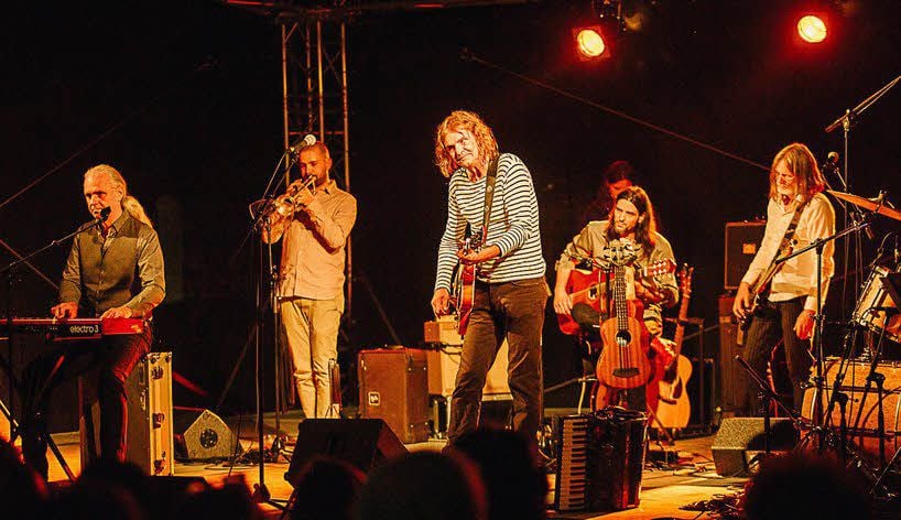 Wenzel (M.) und Band arbeiten in Halle.