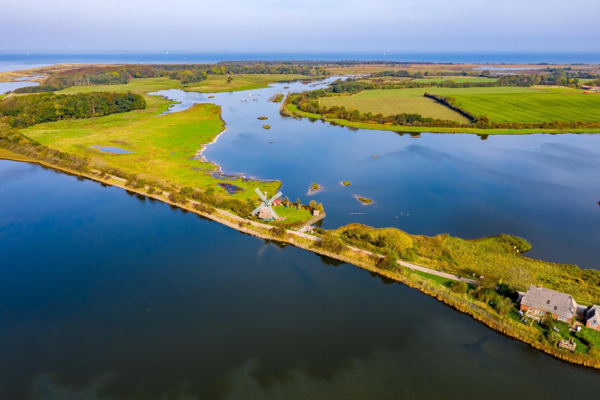 Ruhe und Idylle am Wasser: Naturschutzgebiet Geltinger Birk an der Küste Schleswig-Holsteins.