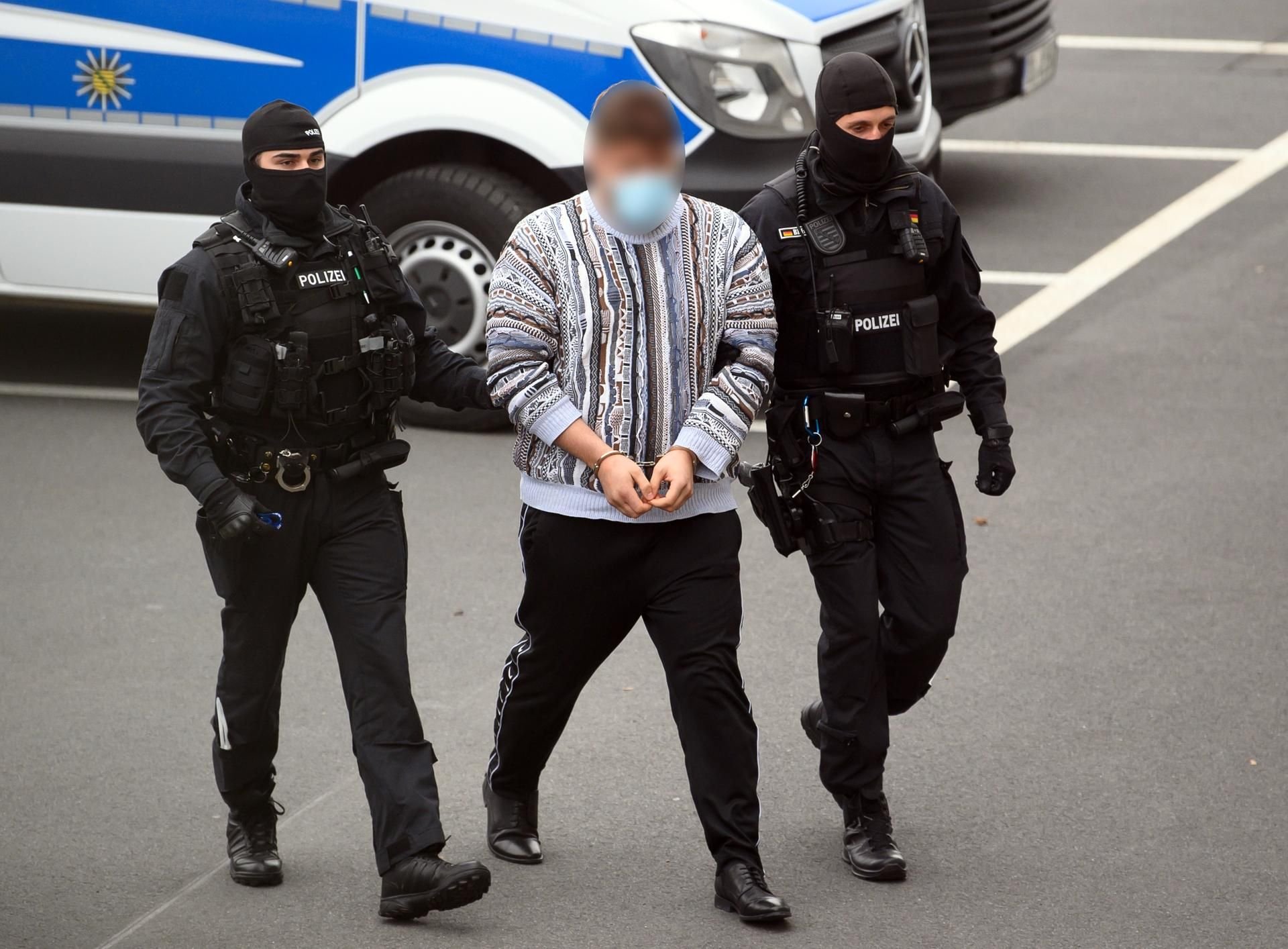 Ein Tatverdächtiger im Fall um den Kunstdiebstahl im Grünen Gewölbe wird von Polizisten abgeführt.