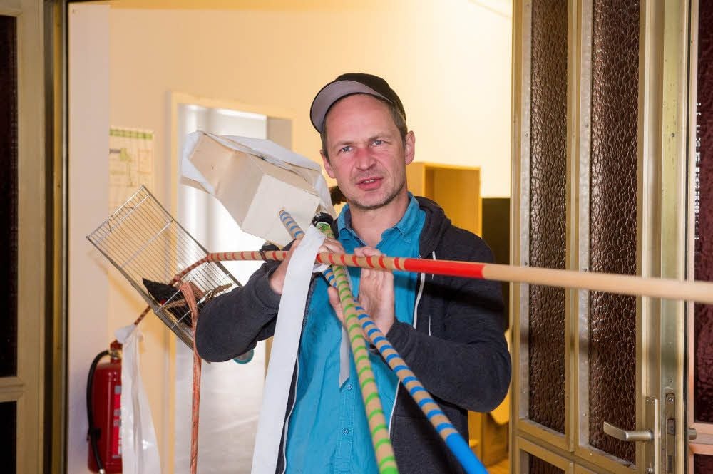 Der Schauspieler, Regisseur und Theaterleiter Tom Wolter muss auch selbst mit anpacken, wenn wieder mal ein Umzug ansteht.