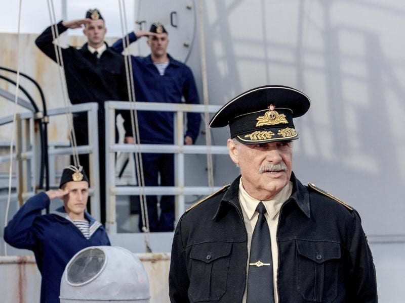 Admiral Viacheslav (Peter Simonischek) ahnt noch nicht, welche Tragödie sich ereignet. Foto: Wild Bunch Germany