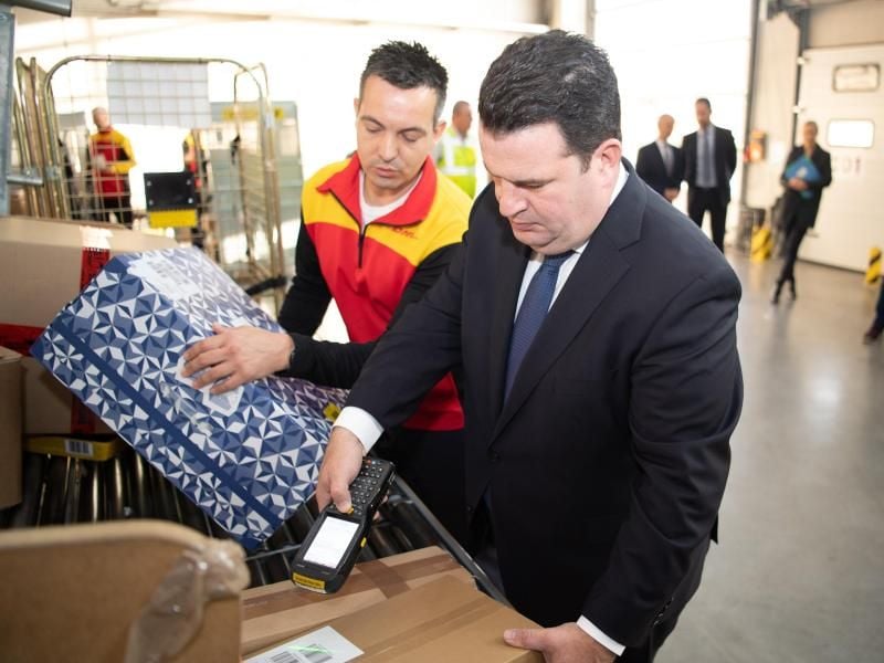 Hubertus Heil (SPD, r), Bundesarbeitsminister, besucht eine Zustellbasis der Deutschen Post (DHL) in Berlin Marzahn. Foto: Tom Weller