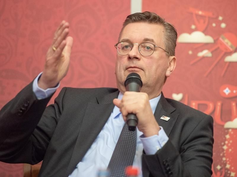 Sieht Redebedarf im FIFA-Chef Gianni Infantino: DFB-Präsident Reinhard Grindel. Foto: Christophe Gateau