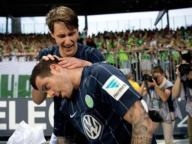 Wolfsburgs Vieirinha feiert seinen Treffer mit Teamkollege Philipp Wollscheid. Foto: Julian Stratenschulte