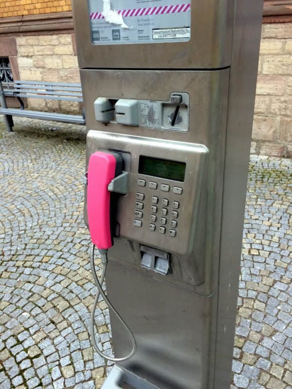 An dieser Säule in der Sangerhäuser Bahnhofstraße telefonierte der Bombendroher.