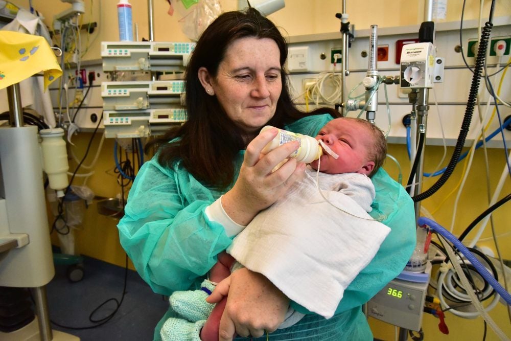 Nikole Jummrich hält Neujahrsbaby Leam auf dem Arm.
