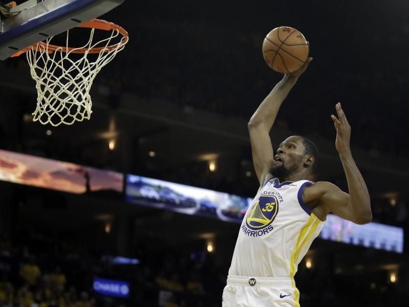 Kevin Durant von den Golden State Warriors setzt zum Dunking an. Foto: Ben Margot/AP
