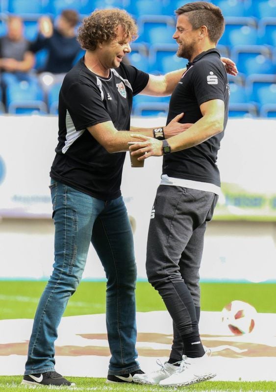 Stefan Krämer (l., da Uerdingen-Coach) und HFC-Trainer Torsten Ziegner im freundschaftlichen Plausch