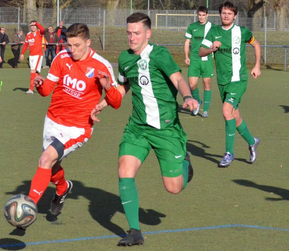 Der Piesteritzer Verteidiger Tom Polaszek (3. v. r.) hatte den Merseburger Kapitän Michel Hennig am Samstag gut im Griff. Vor 95 Zuschauern setzte sich der FC Grün-Weiß gegen den Meisterschaftsmitfavoriten 3:0 durch.