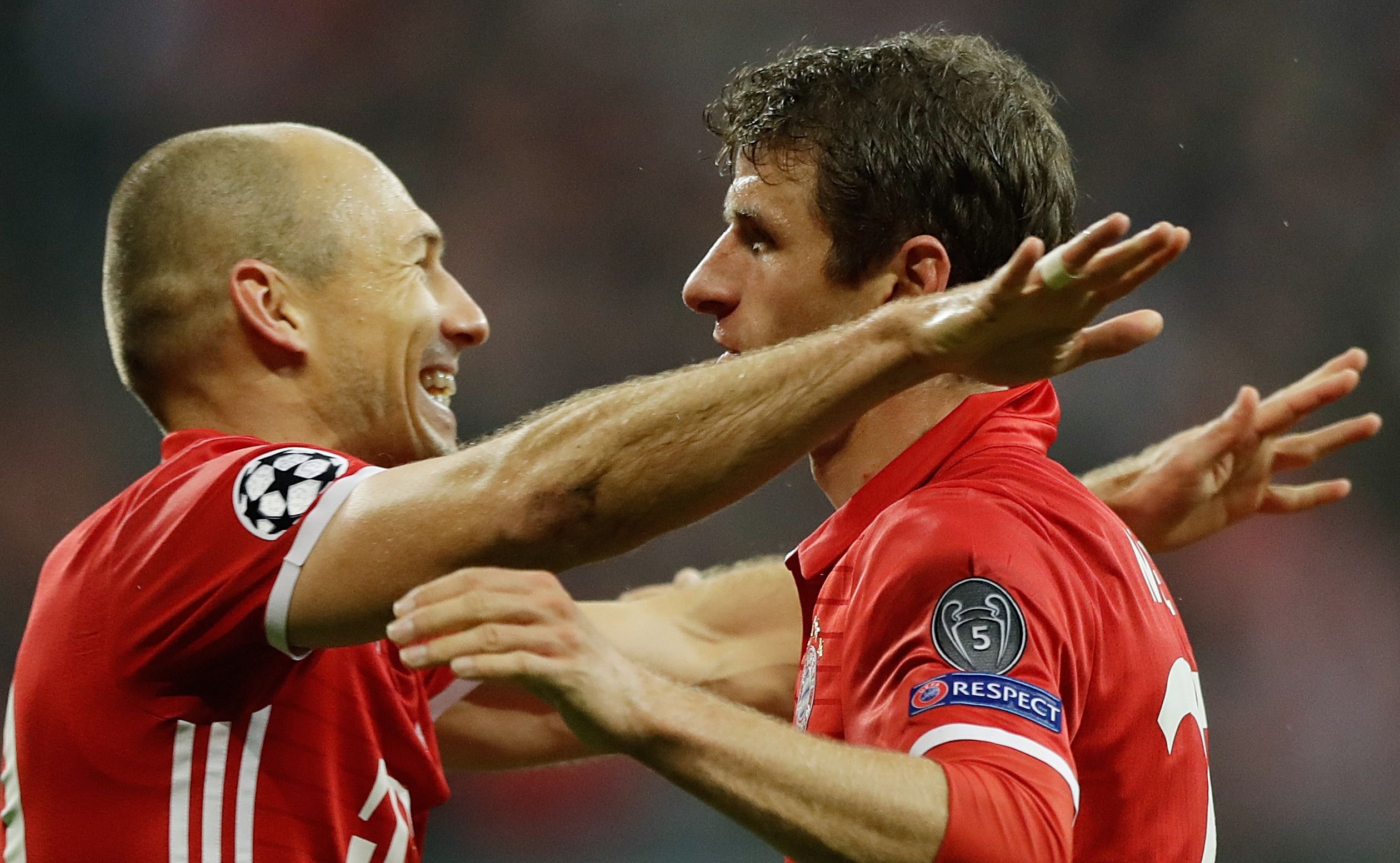 Ajren Robben und Thomas Müller jubeln - beide trafen für den FC Bayern.