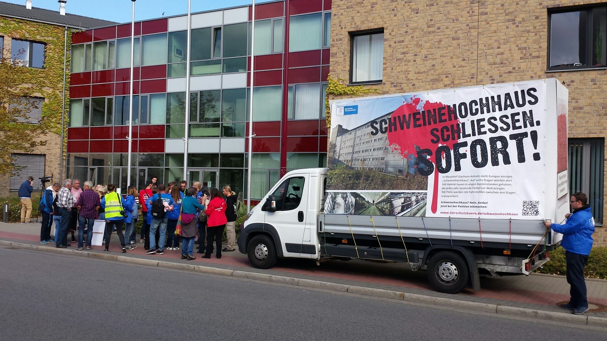 Tierschützer protestieren am Tag des Gerichtsprozesses gegen den Gründer des Deutschen Tierschutbüros vor dem Amtsgericht in Köthen.