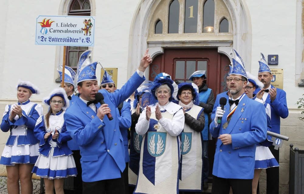 Die Narren sind los: In der Lutherstadt Eisleben schnappen sie sich den Rathausschlüssel.