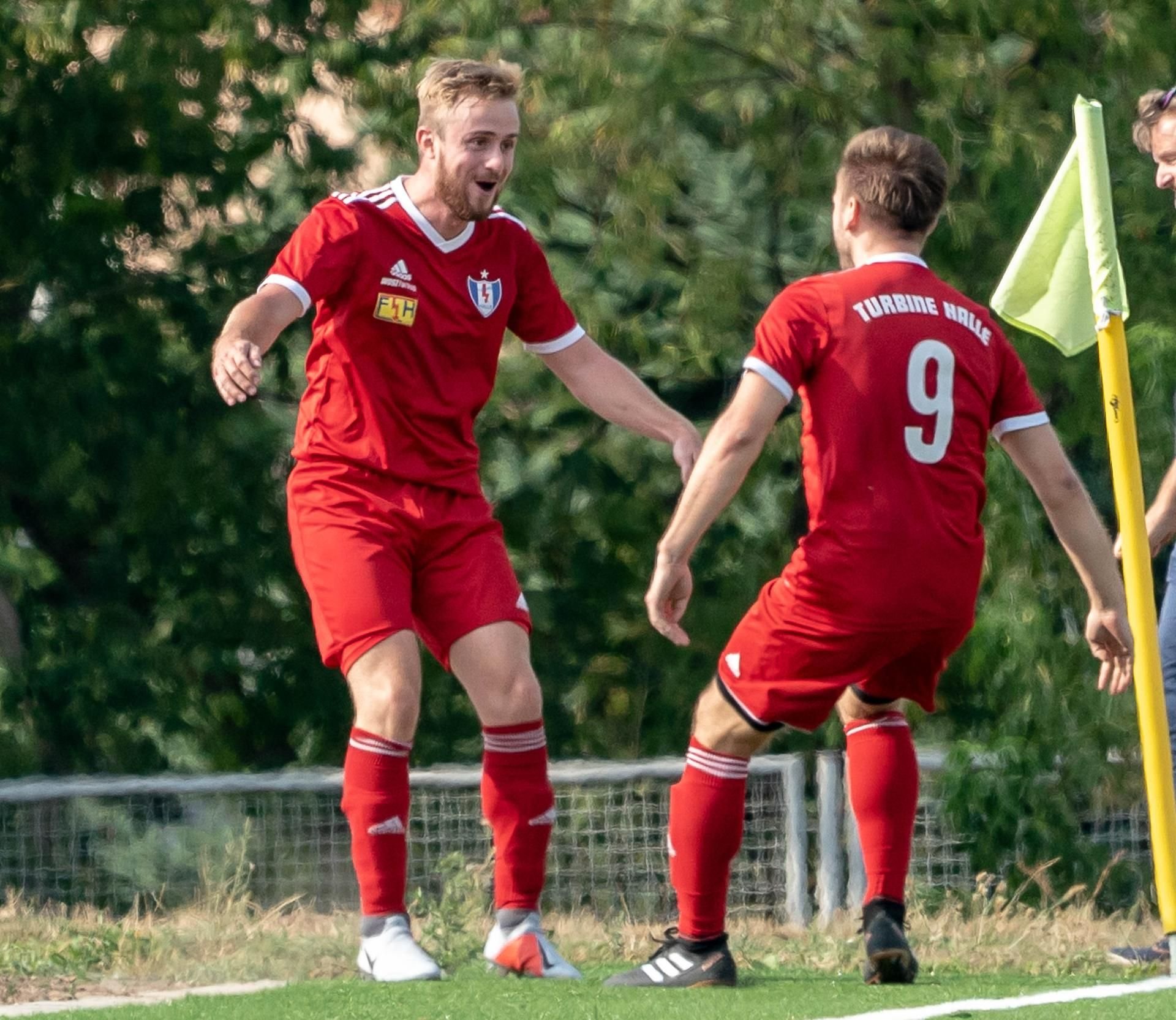 Turbine-Spieler Eric Fischer (l.) bejubelt seinen Treffer zum 3:2 mit Teamkollege Lukas Matteo Jahner.