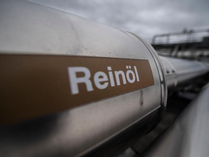 „Reinöl” steht auf einer Leitung in der Erdöl-Pumpstation von Rhein Petroleum. Foto: Boris Roessler