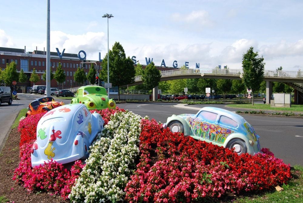 Käfermodelle vor dem VW-Werk in Baunatal.