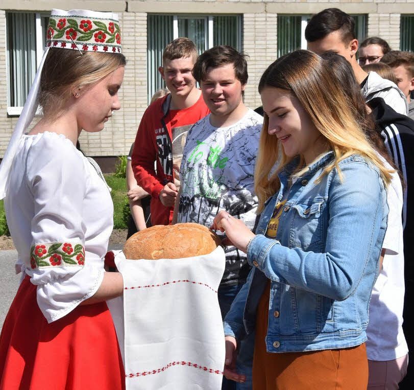 Ein Stück weißrussischer Kultur: Gäste wie hier die Wittenberger Jugendlichen werden an einer Schule in Mosyr mit Brot und Salz empfangen.