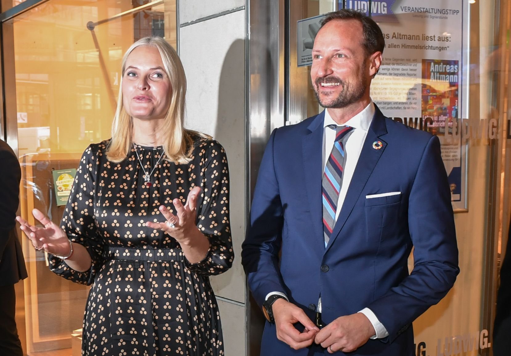 Kronprinzessin Mette-Marit und Haakon, Kronprinz von Norwegen, kamen mit dem Literaturzug im Hauptbahnhof Köln an und stehen vor der Buchhandlung Ludwig.