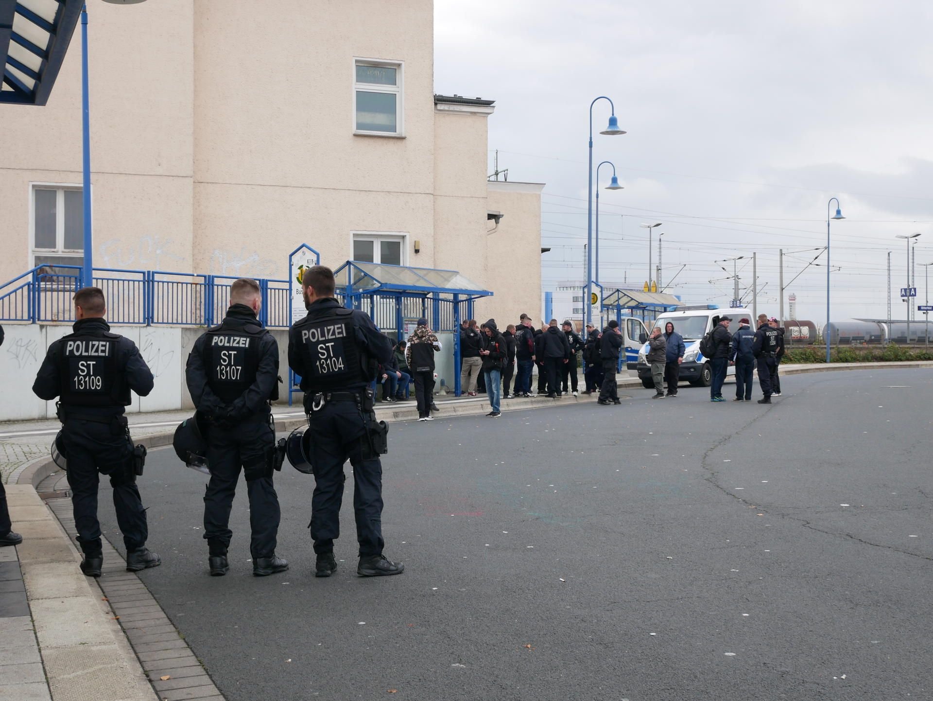 Polizisten sichern die rechte Versammlung am Bitterfelder Bahnhof ab.