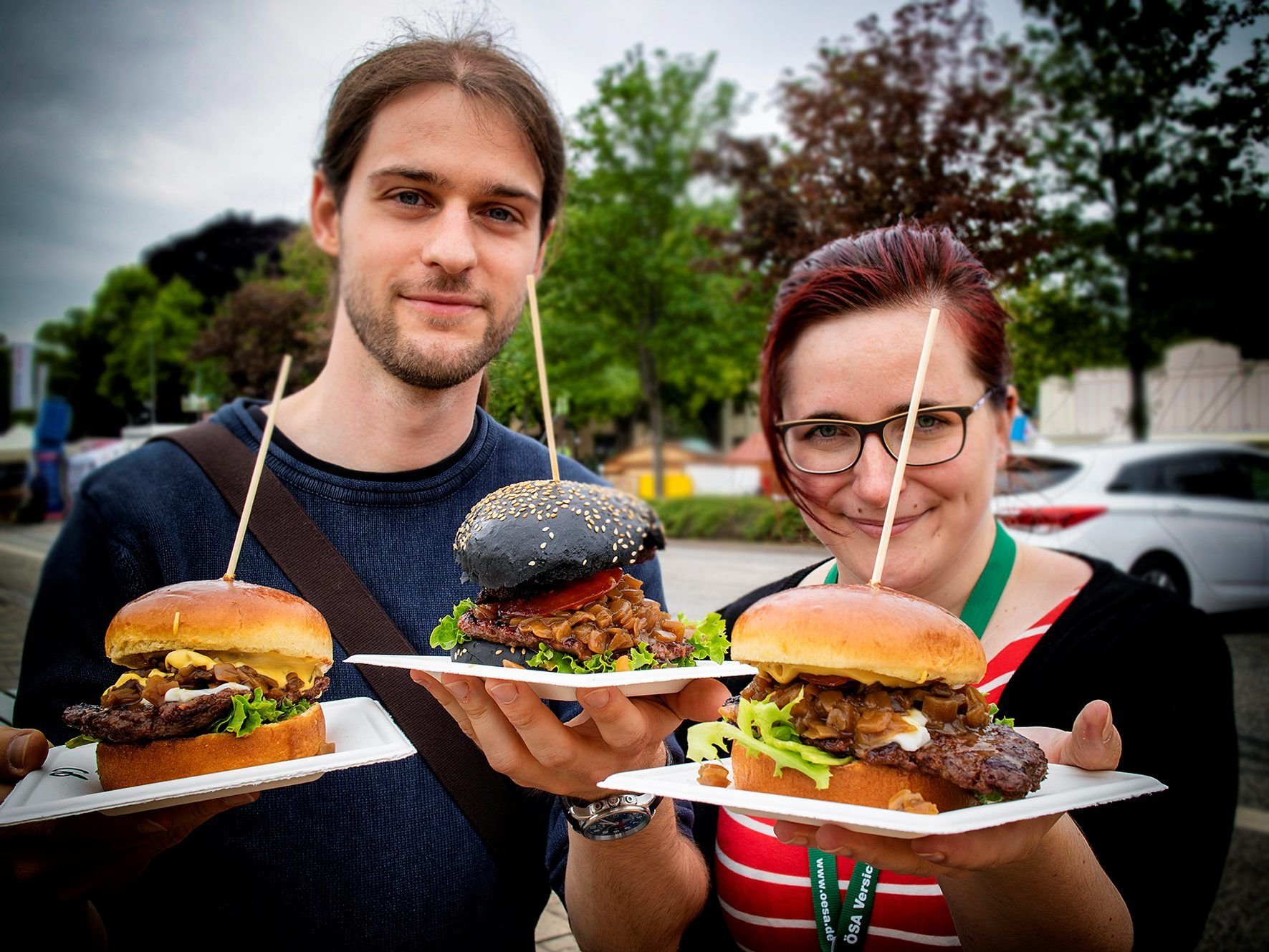 Die MZ-Reporter Susanne Thon und Max Hunger mit Bison-Burgern auf dem Streetfood-Festival auf der Straße „An den Fischteichen“.